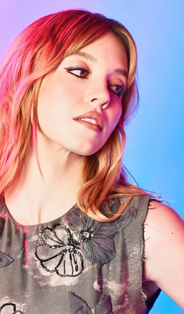 Милая рыжеволосая девушка актриса Сидни Суини