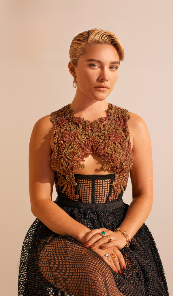 Милая молодая девушка актриса Флоренс Пью в платье