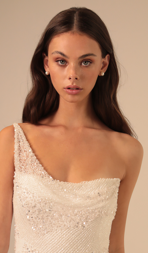 Нежная Мэйка Вулард в белом платье