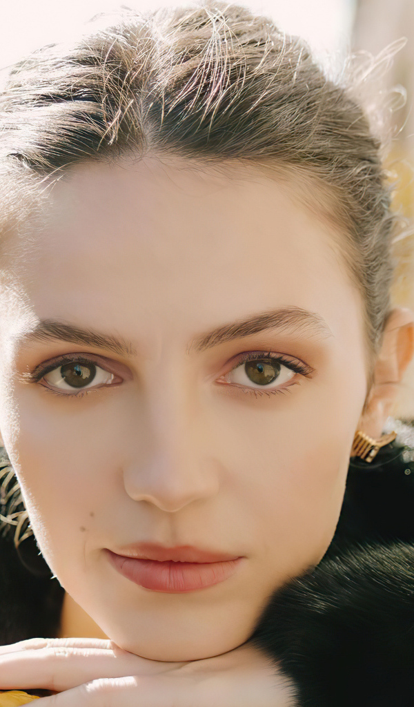 Английская актриса и певица Элла Хант