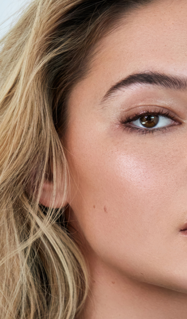 Лицо американской актрисы Мэдлин Клайн