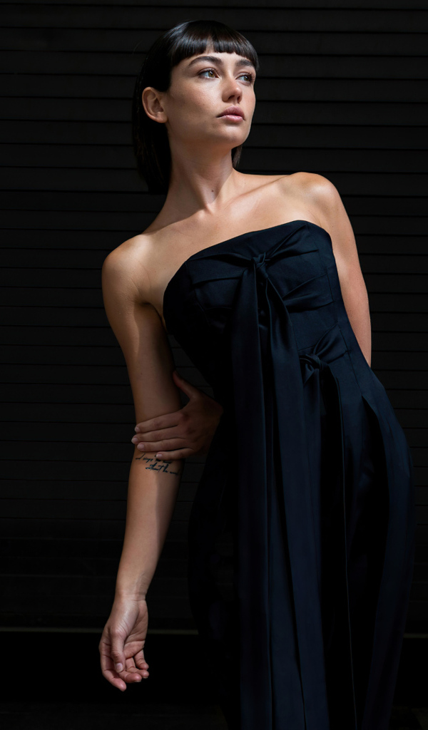 Киноактриса Сидни Чэндлер в черном платье