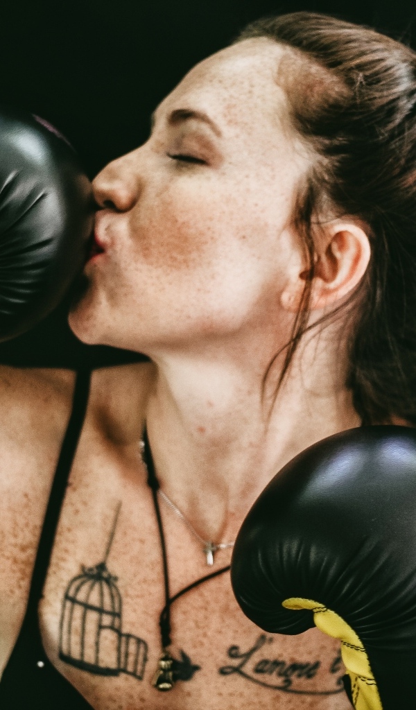 Девушка боксер целует перчатку