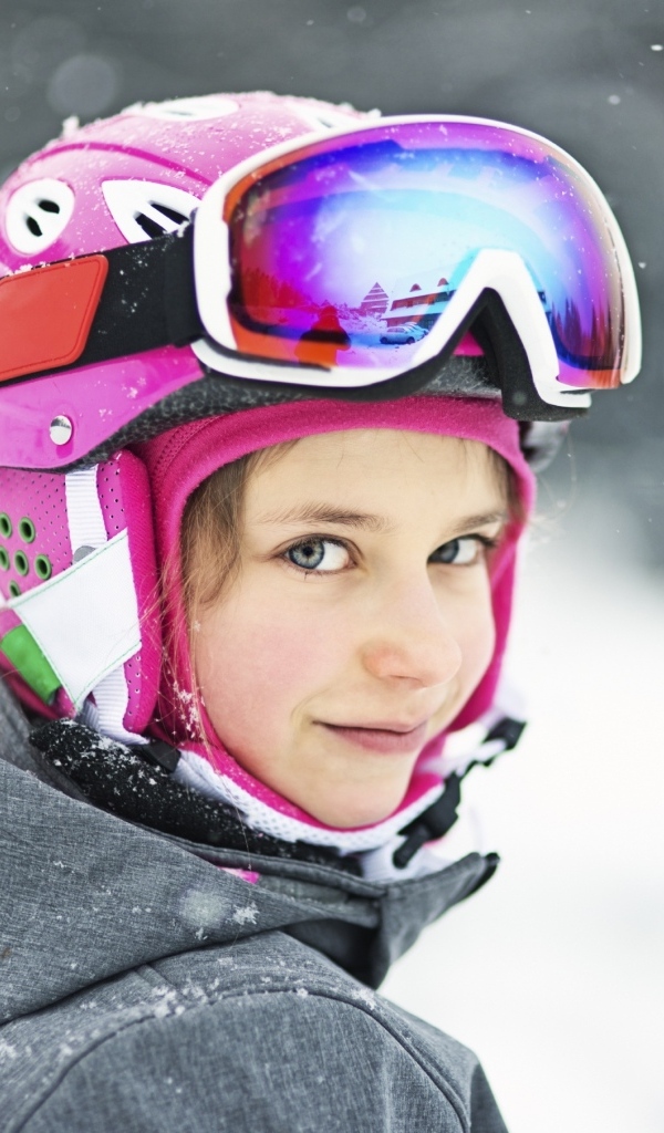 Девочка сноубордистка в шлеме