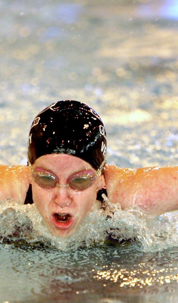 Девушка пловец на соревнованиях