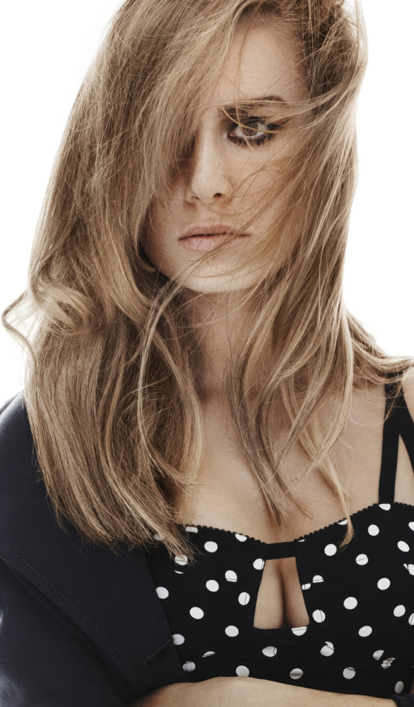 Волосы закрывают лицо актрисы Бри Ларсон