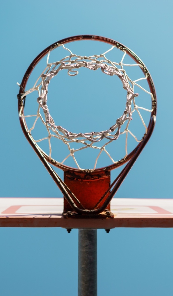 Большое баскетбольное кольцо на голубом фоне