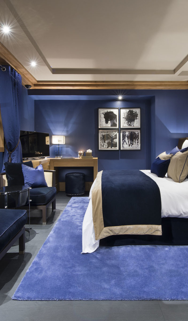 Большая спальня с интерьером в синем цвете