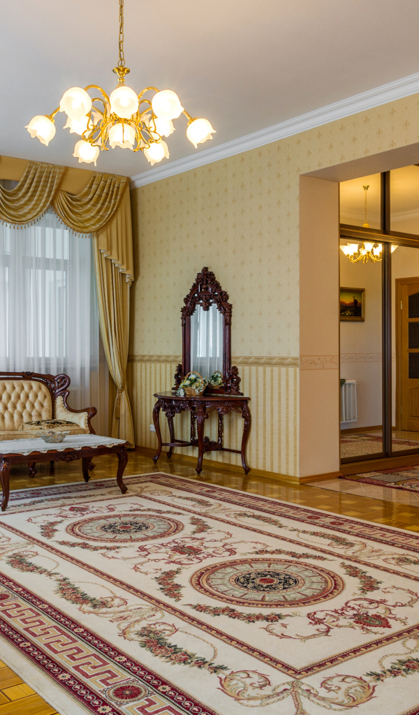 Большая гостиная комната с ковром