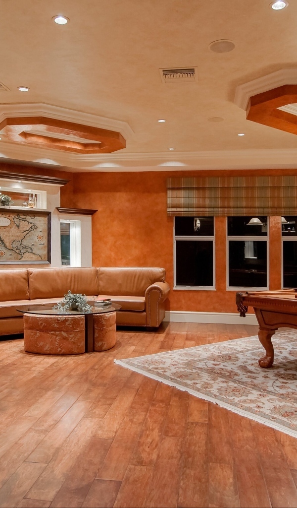 Большая комната с бильярдным столом