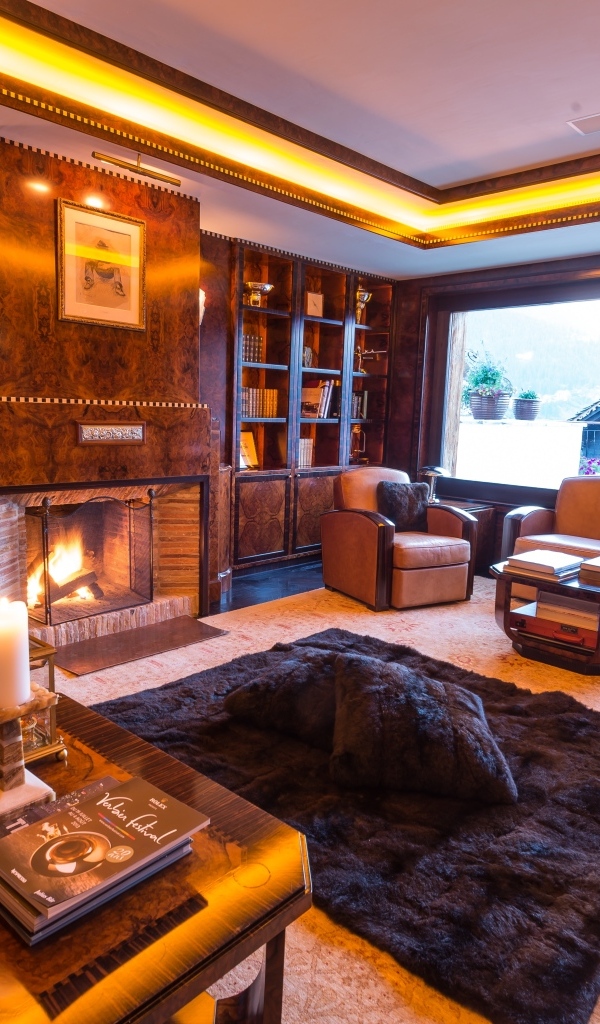 Большое окно в гостиной комнате с камином