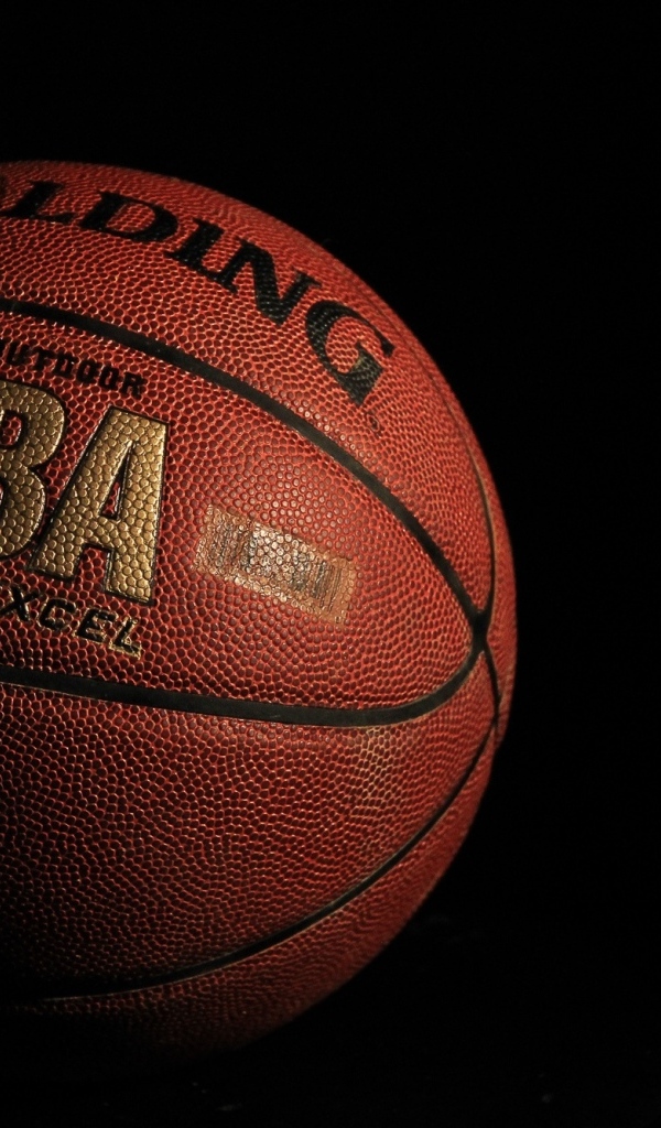 Кожаный баскетбольный мяч на черном фоне