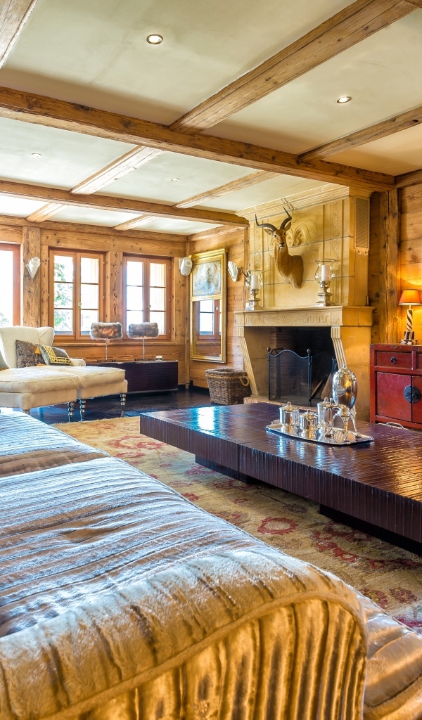 Гостиная   с камином и большим диваном