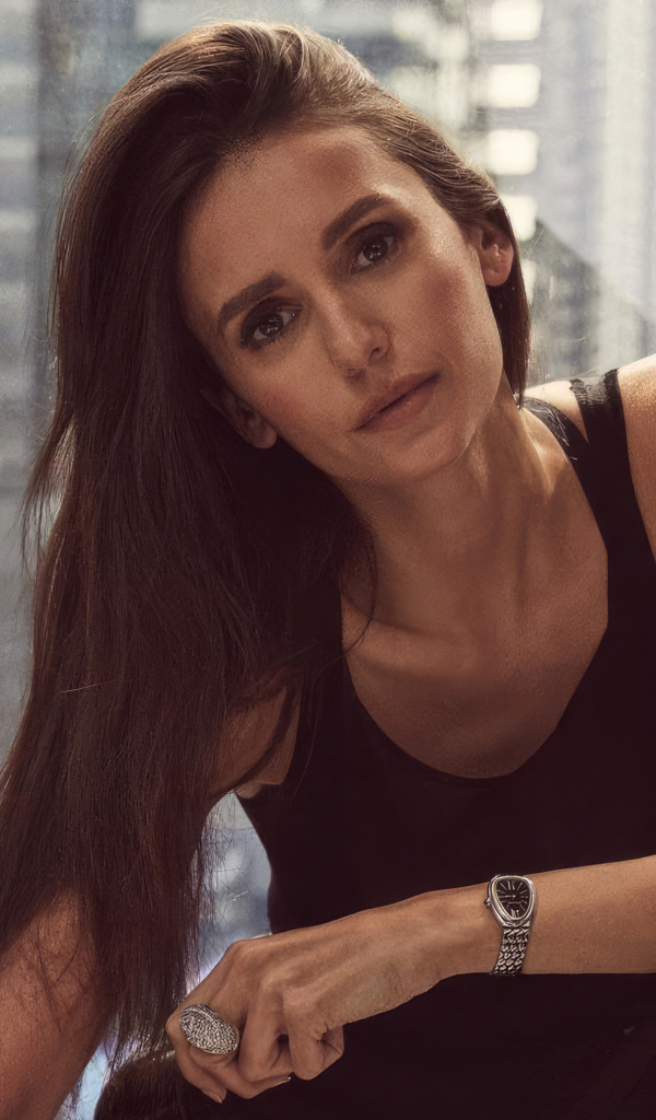 Длинноволосая канадская актриса Нина Добрев