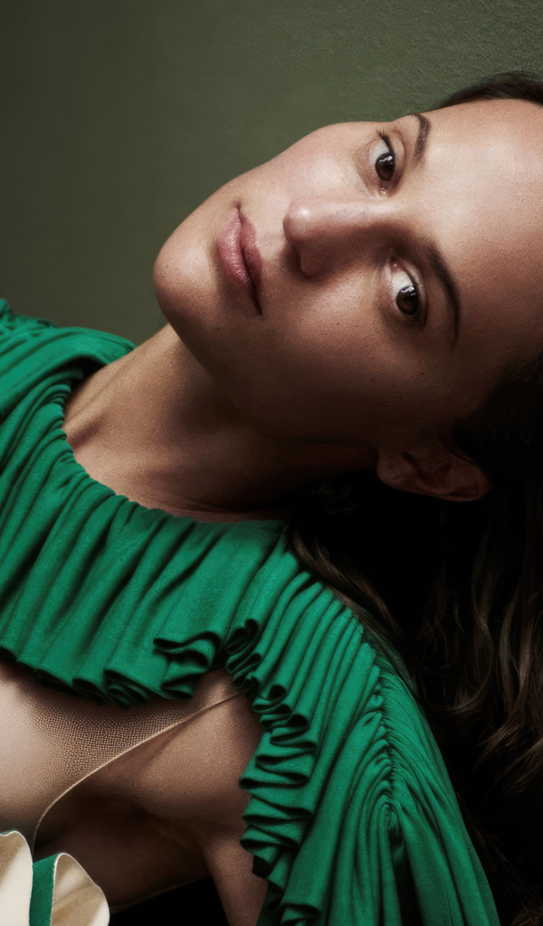 Длинноволосая актриса Алисия Викандер у стены