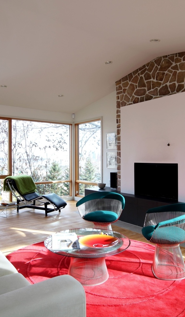 Много мебели в гостиной с большим окном