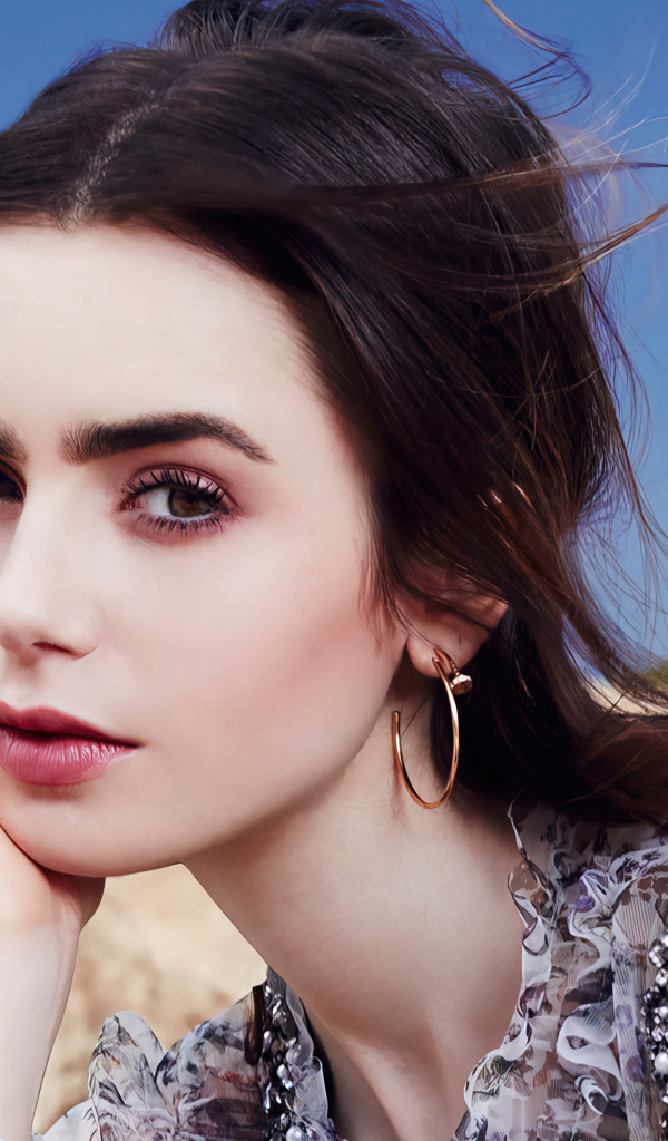 Милая девушка шатенка Лили Коллинз