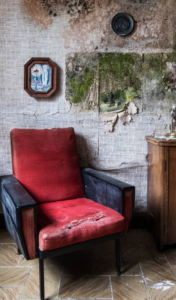 Старая комната с красным креслом