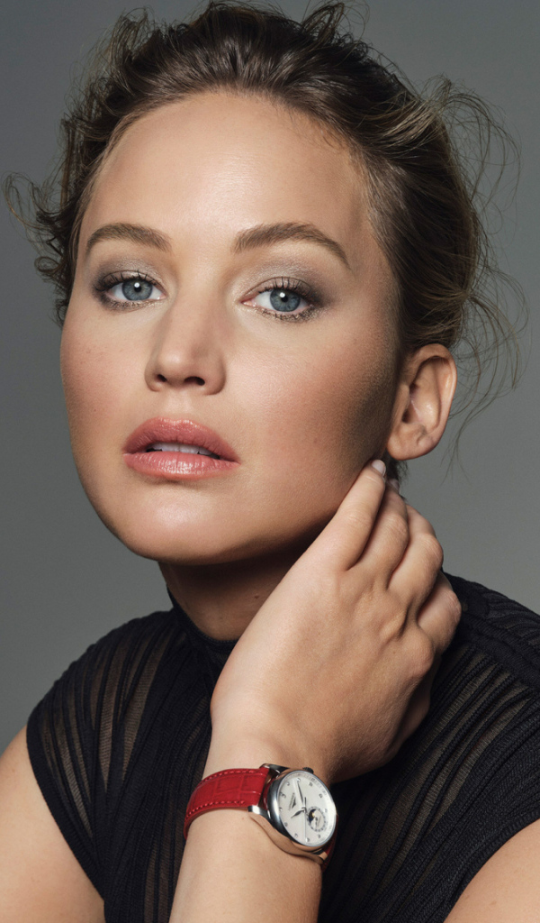 Популярная актриса Дженнифер Лоуренс на сером фоне