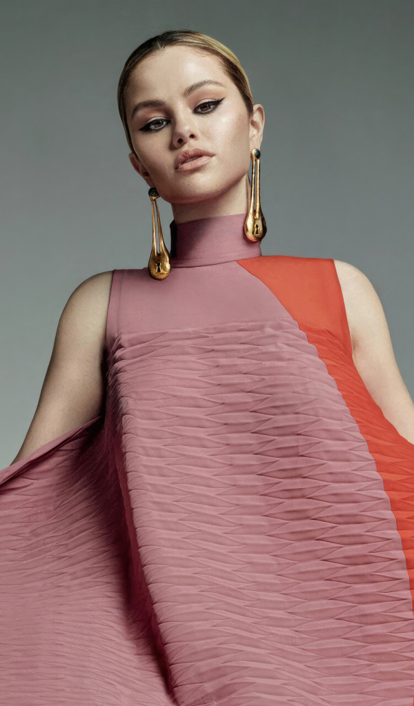 Популярная девушка Селена Гомес в платье на сером фоне