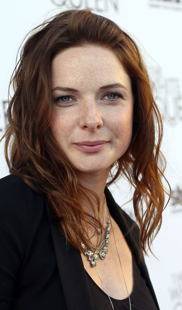 Рыжеволосая актриса Ребекка Фергюсон в черном костюме