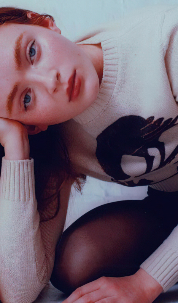 Рыжеволосая девушка актриса Сэди Синк