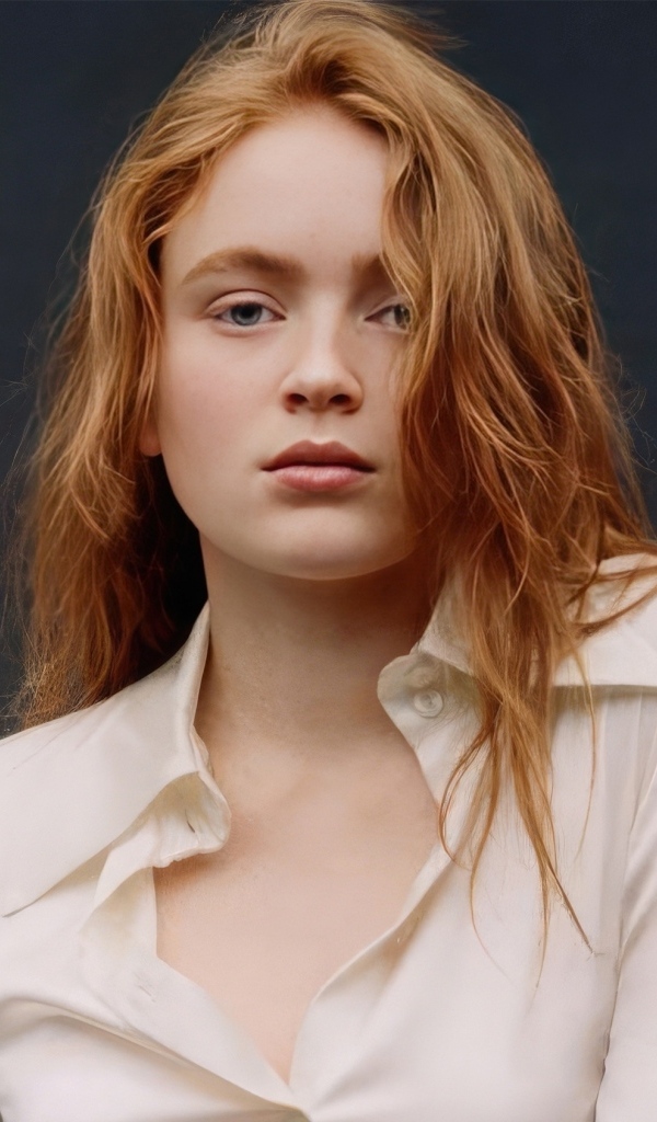 Рыжеволосая девушка актриса Сэди Синк