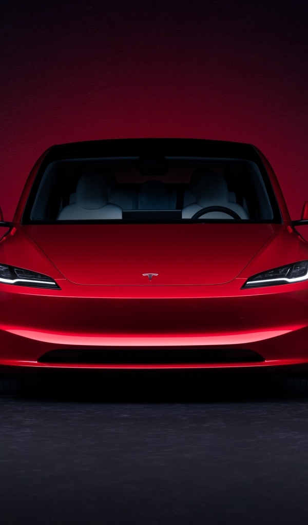 Красная Tesla Model 3 2023 года вид спереди