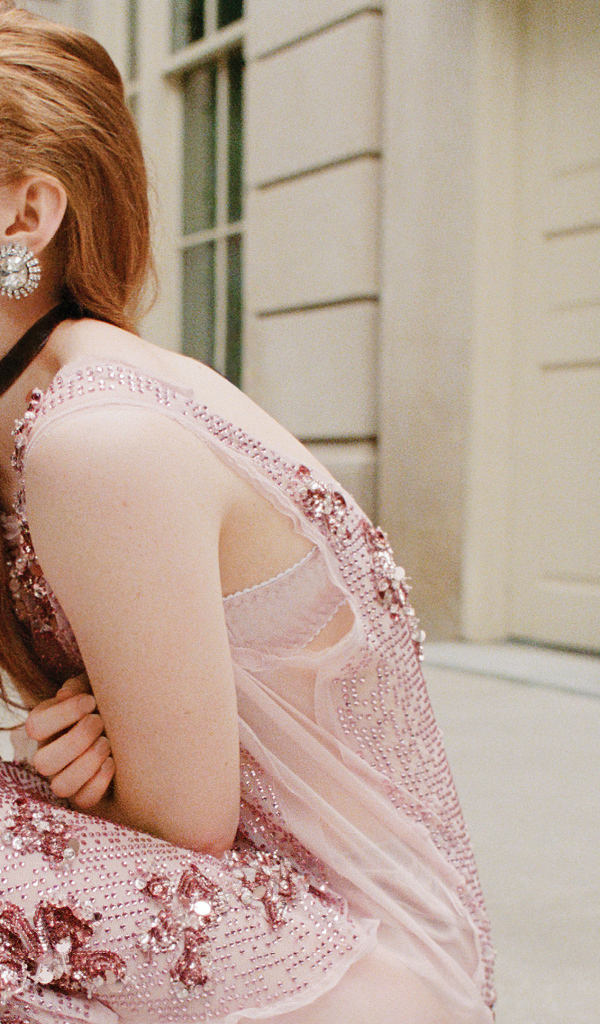 Рыжеволосая Сэди Синк в розовом платье