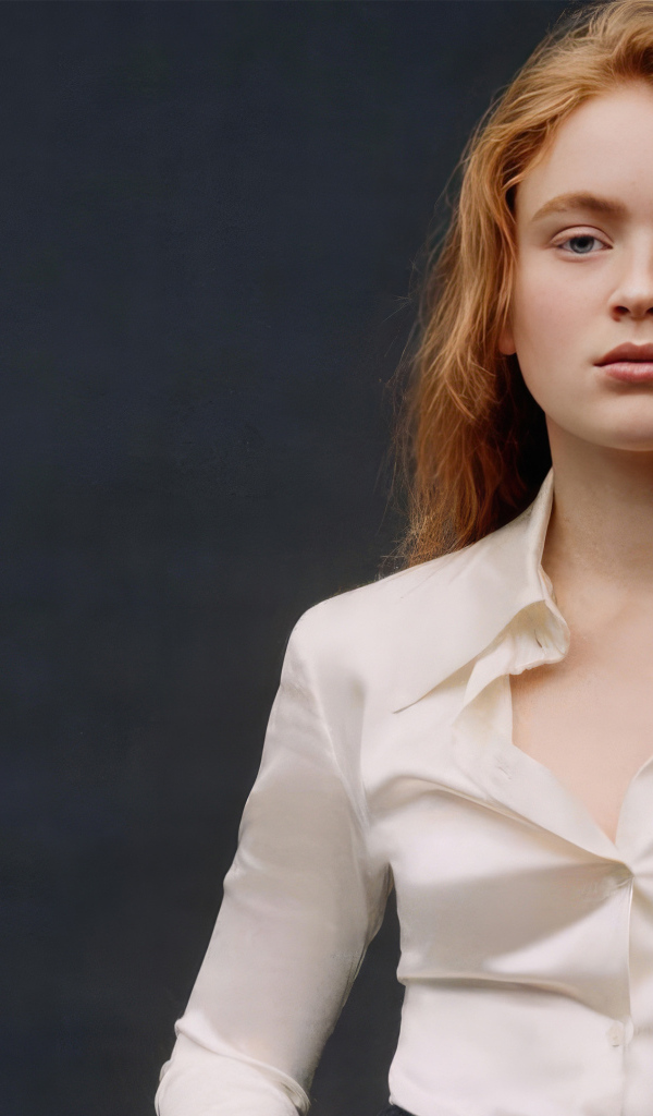 Рыжеволосая Сэди Синк  в белой блузке