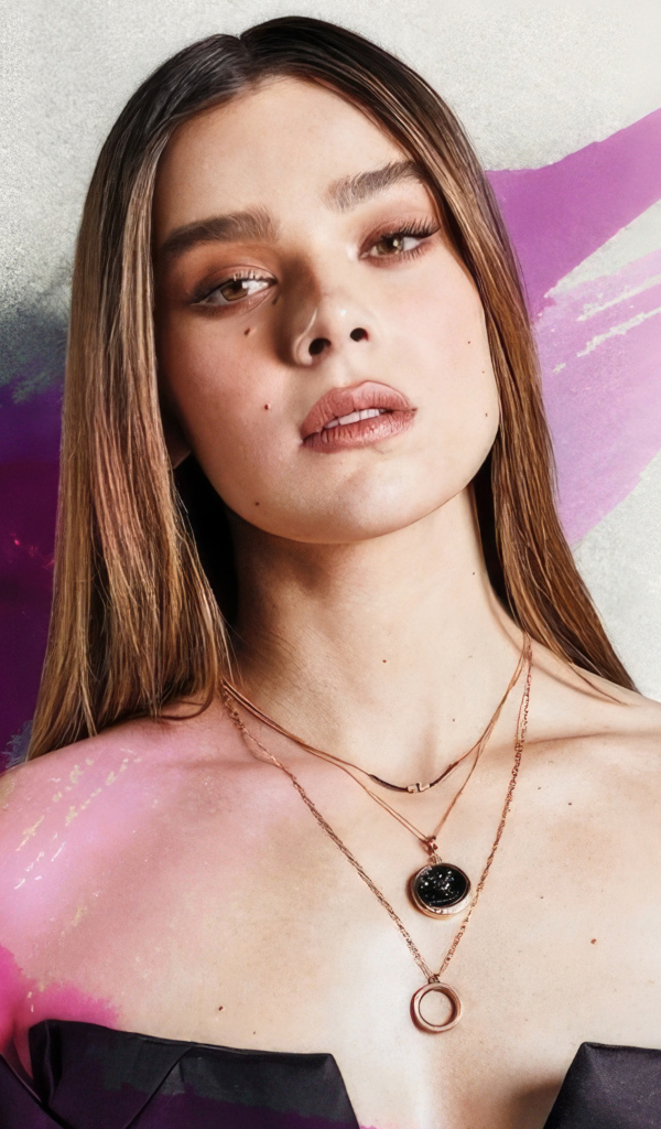 Романтическая актриса Хейли Стайнфелд на фоне стены