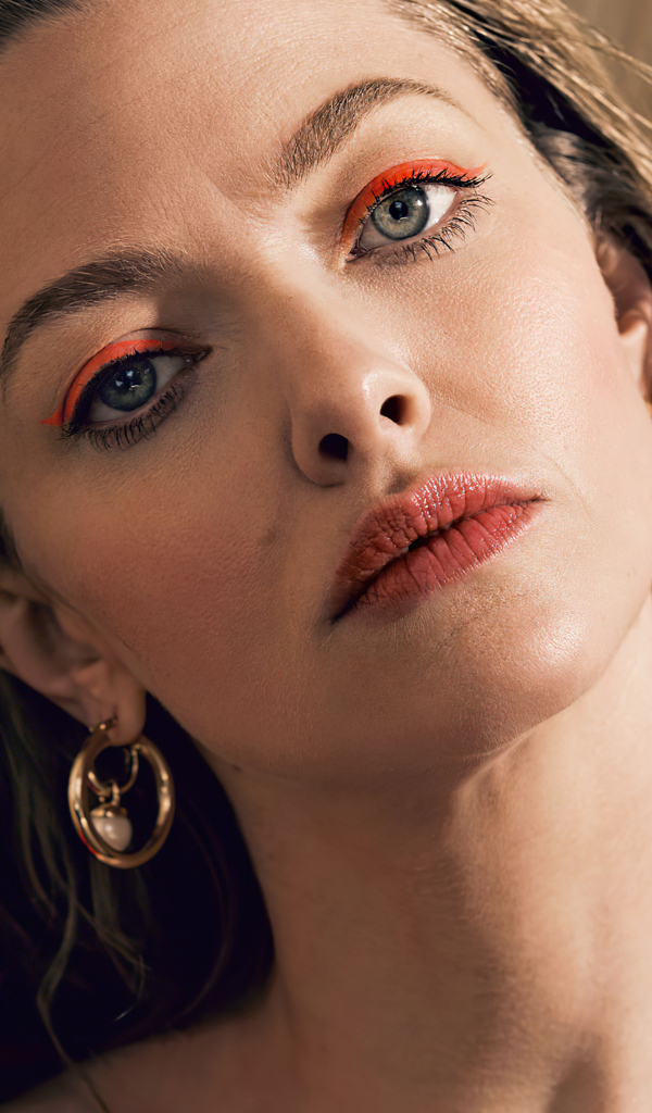 Грустная актриса Аманда Сайфред стоит у стены