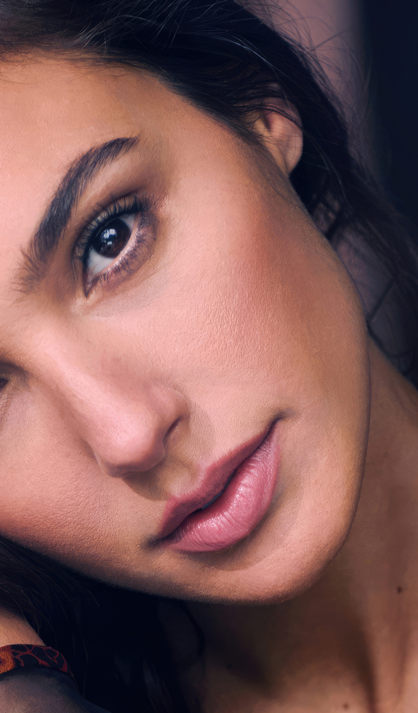 Грустная кареглазая девушка актриса Галь Гадот