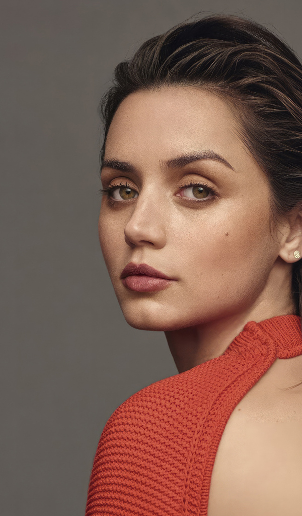 Грустный взгляд актрисы Ана де Армас на сером фоне