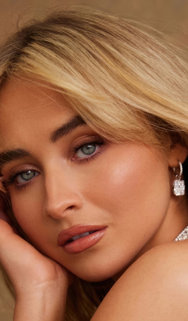 Грустная молодая актриса Сабрина Карпентер