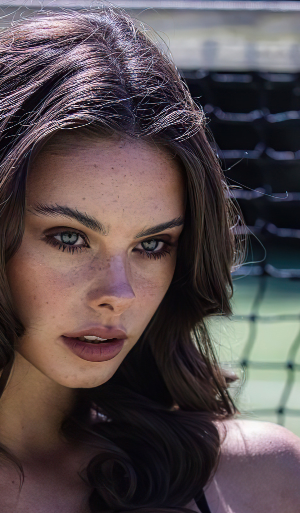 Серьезная девушка актриса Мэйка Вулард