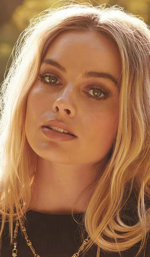 Серьезная блондинка актриса Марго Робби