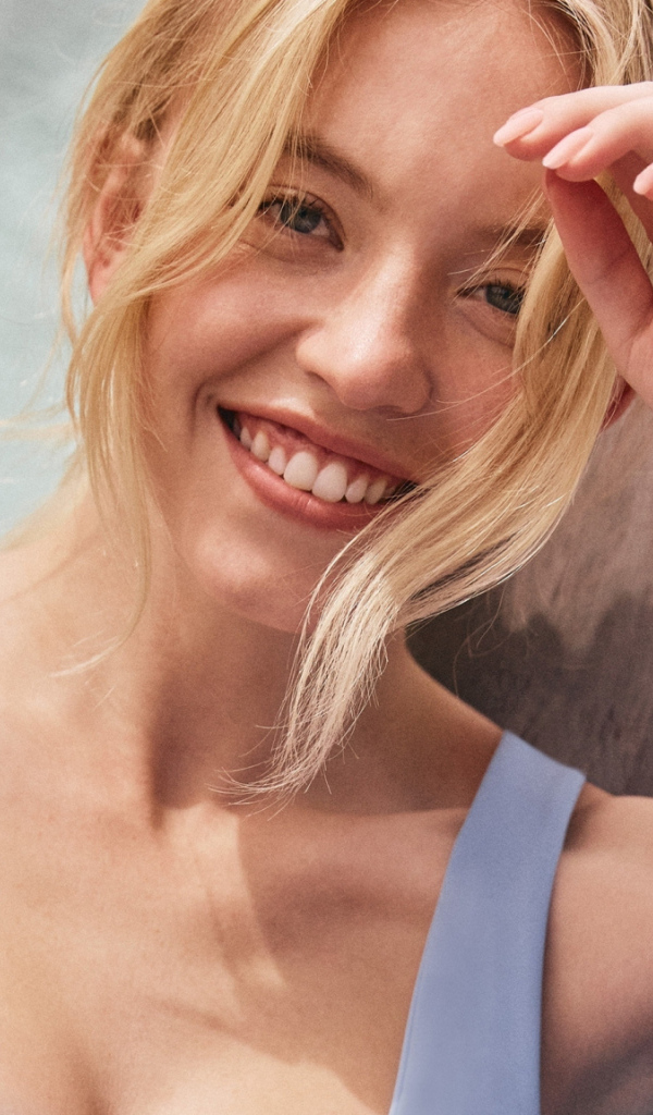 Улыбающаяся американская актриса Сидни Суини