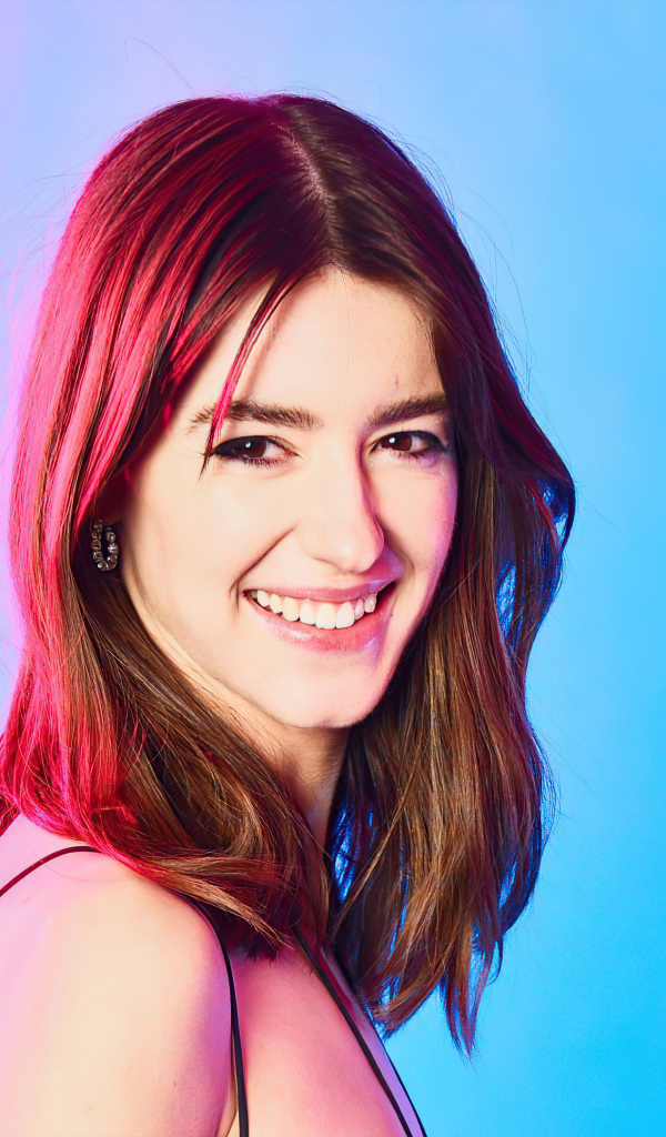 Улыбающаяся британская актриса Дейзи Эдгар-Джонс