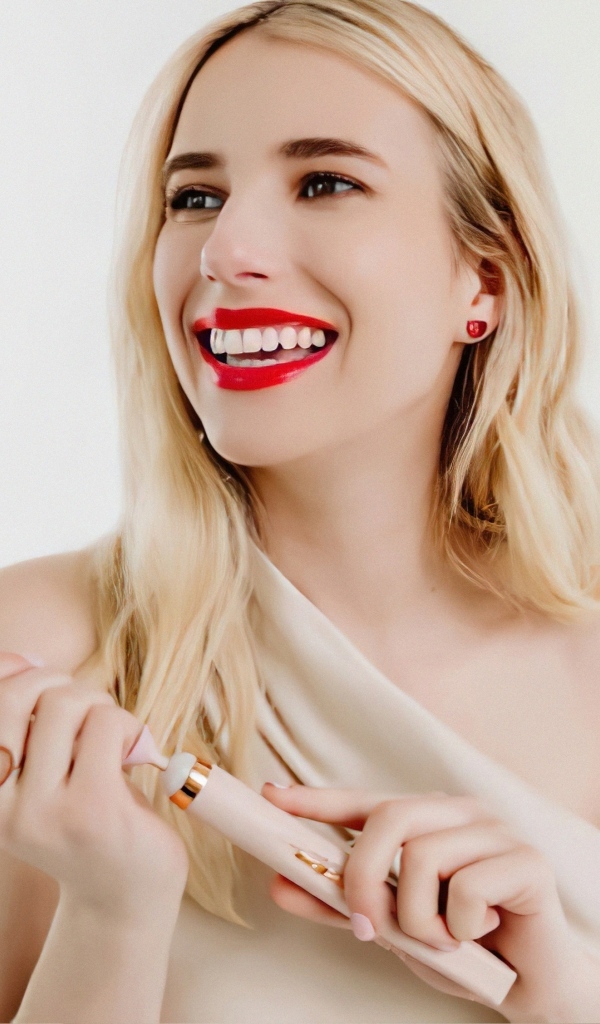 Улыбающаяся девушка актриса Эмма Робертс