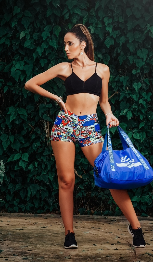 Спортивная девушка с сумкой 