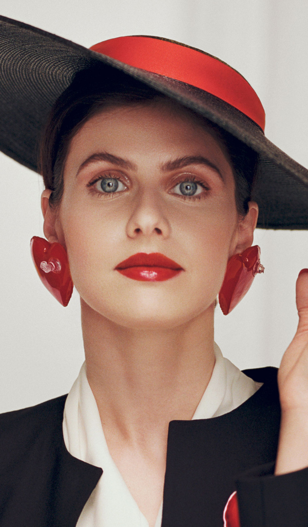 Стильная актриса Александра Даддарио  в большой шляпе