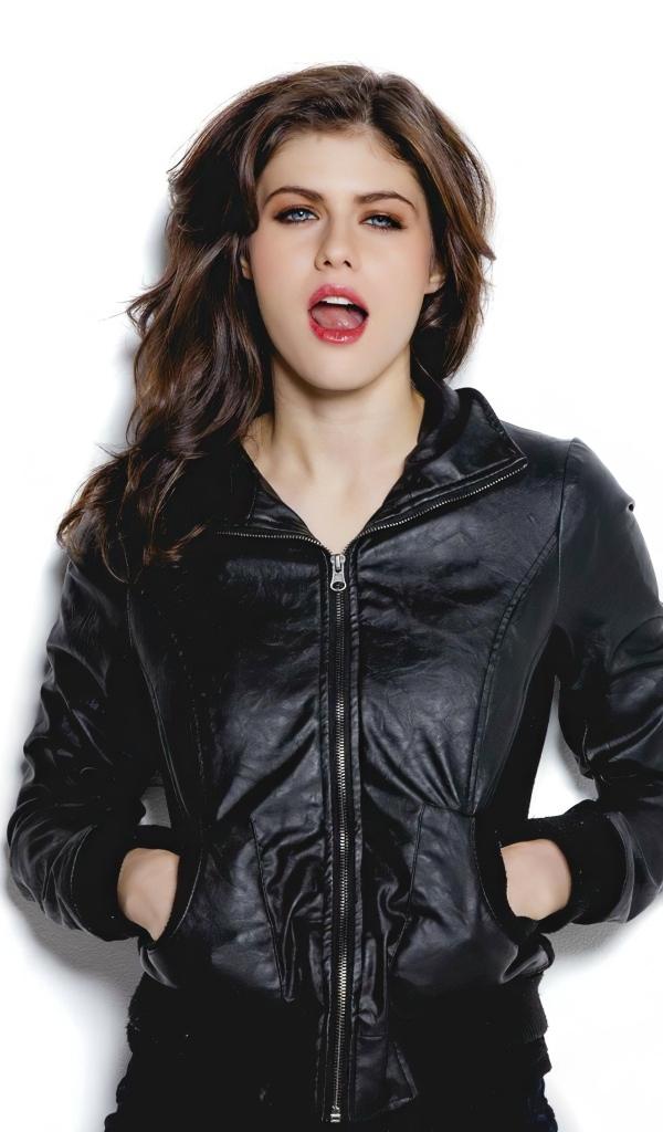 Стильная актриса Александра Даддарио в черной куртке