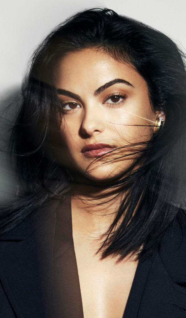 Стильная актриса Камила Мендес в черном пиджаке на сером фоне