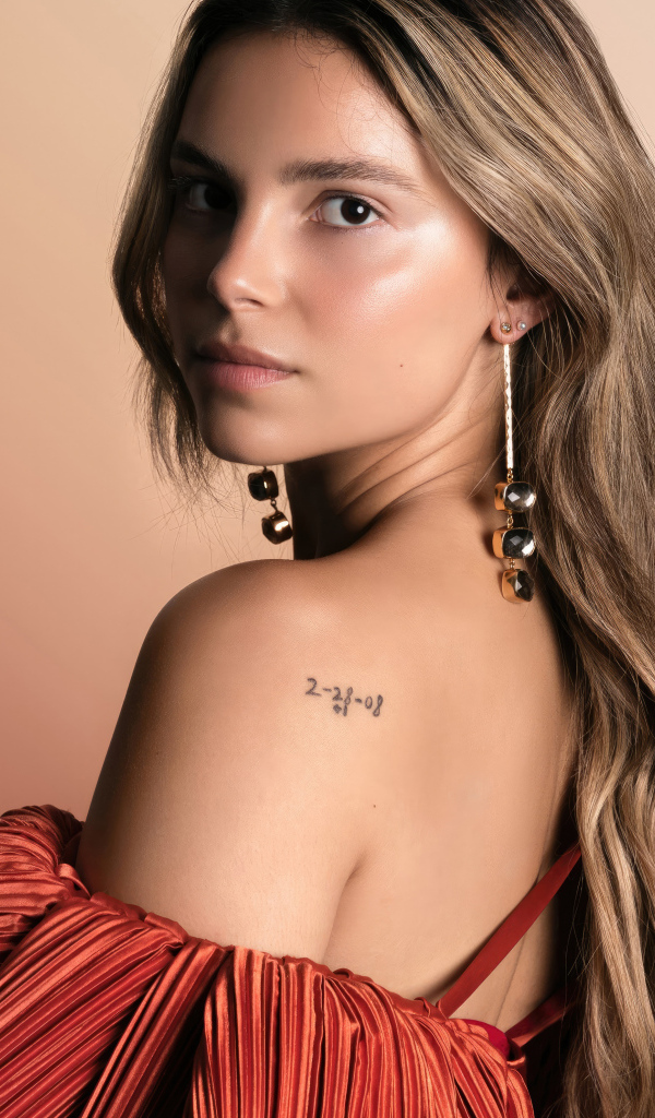 Стильная девушка актриса Инде Наварретт на розовом фоне