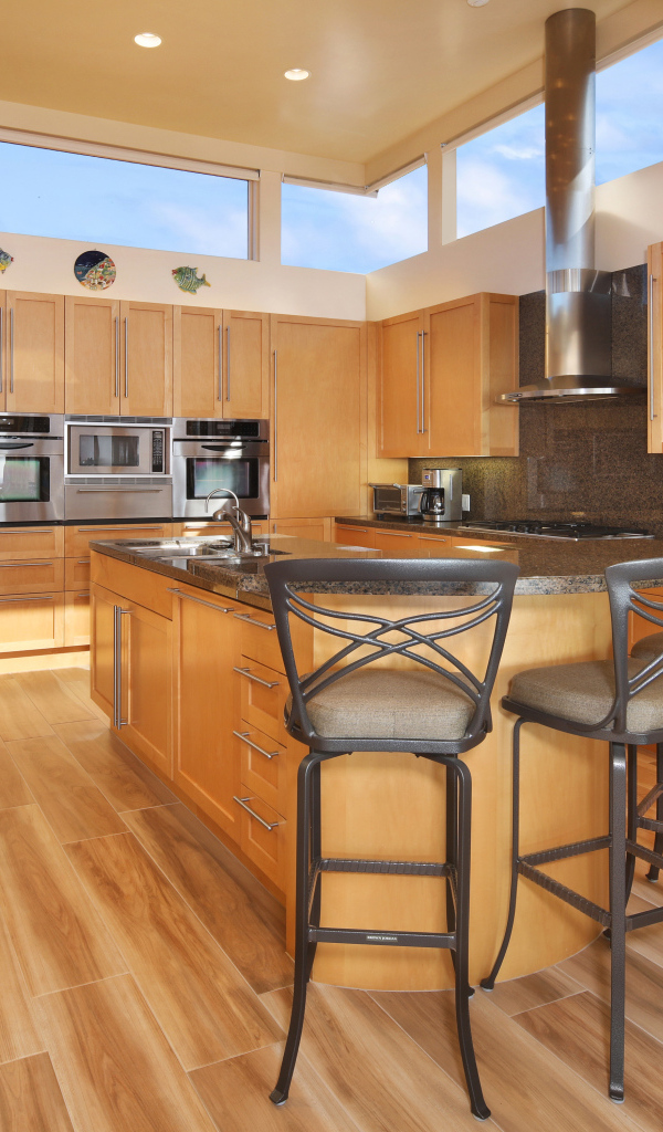 Стильная большая кухня с деревянной мебелью