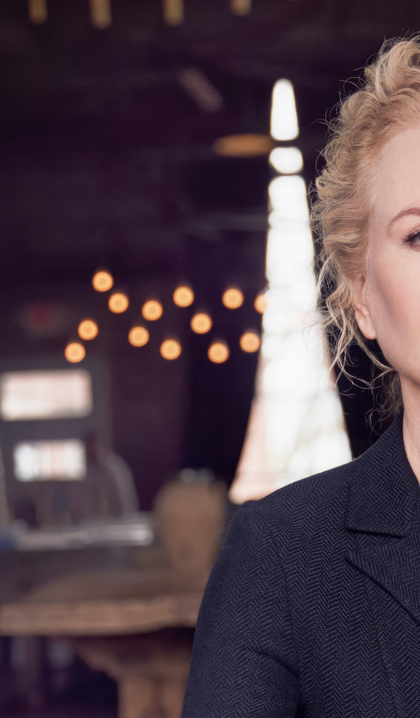 Стильная популярная актриса Николь Кидман в черном