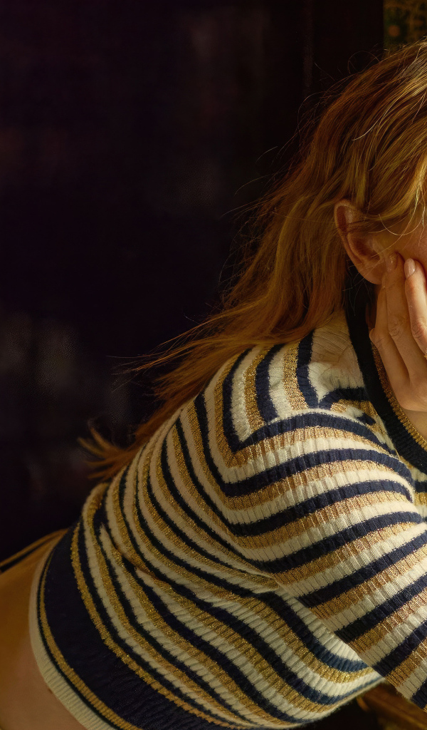 Шведская актриса Ребекка Фергюсон у окна