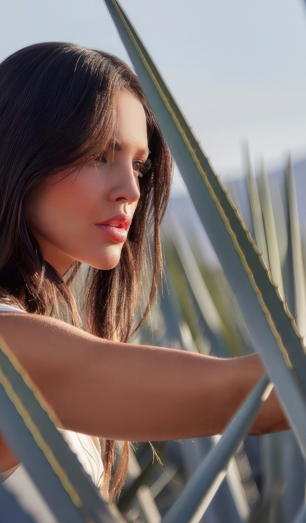 Милая актриса Эйса Гонсалес в зарослях