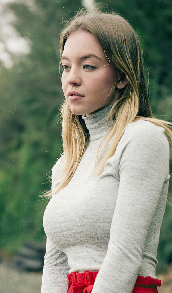 Милая девушка актриса Сидни Суини